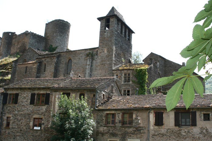 le village ancien au pied du château