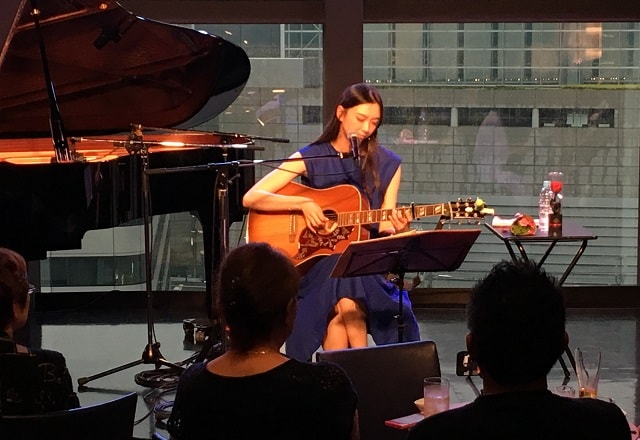 田中 永美が銀座SOLAのワンマンライブで演奏している場面