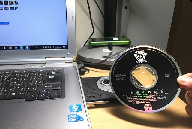 パソコンに超戦士の闘奏(メロディ)のCDを挿入する場面