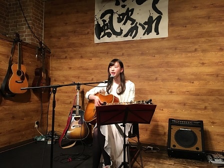 東京都大森のライブバー「風に吹かれて」でライブ演奏する田中詠美さん