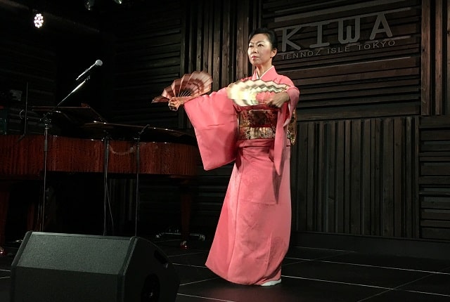 天王洲アイル「KIWA」にて開催されたMIOUの音楽ライブと特攻服ファッションショーのコラボステージ