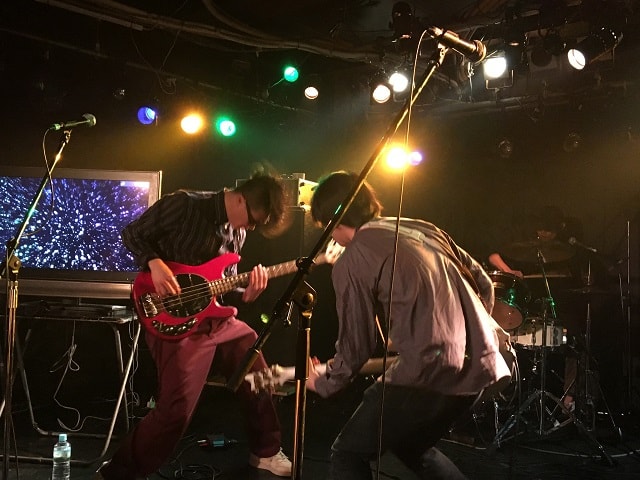 新宿のライブハウス「head power」にてライブが行われている場面