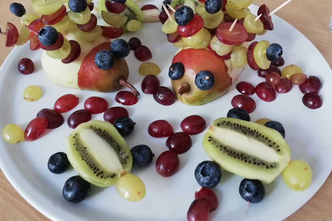 Krippenpädagogik - Obstteller anrichten
