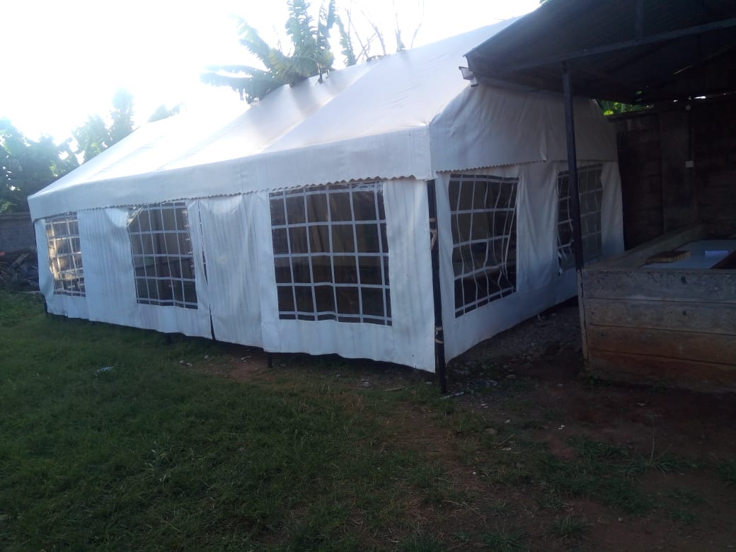 Das neue Zelt als zusätzlicher Klassenraum / The new tent serving as additional classroom