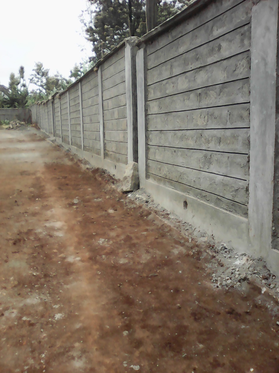 Die Umfassungsmauer ist weitgehend fertig gestellt. / The perimeter wall is almost finished.