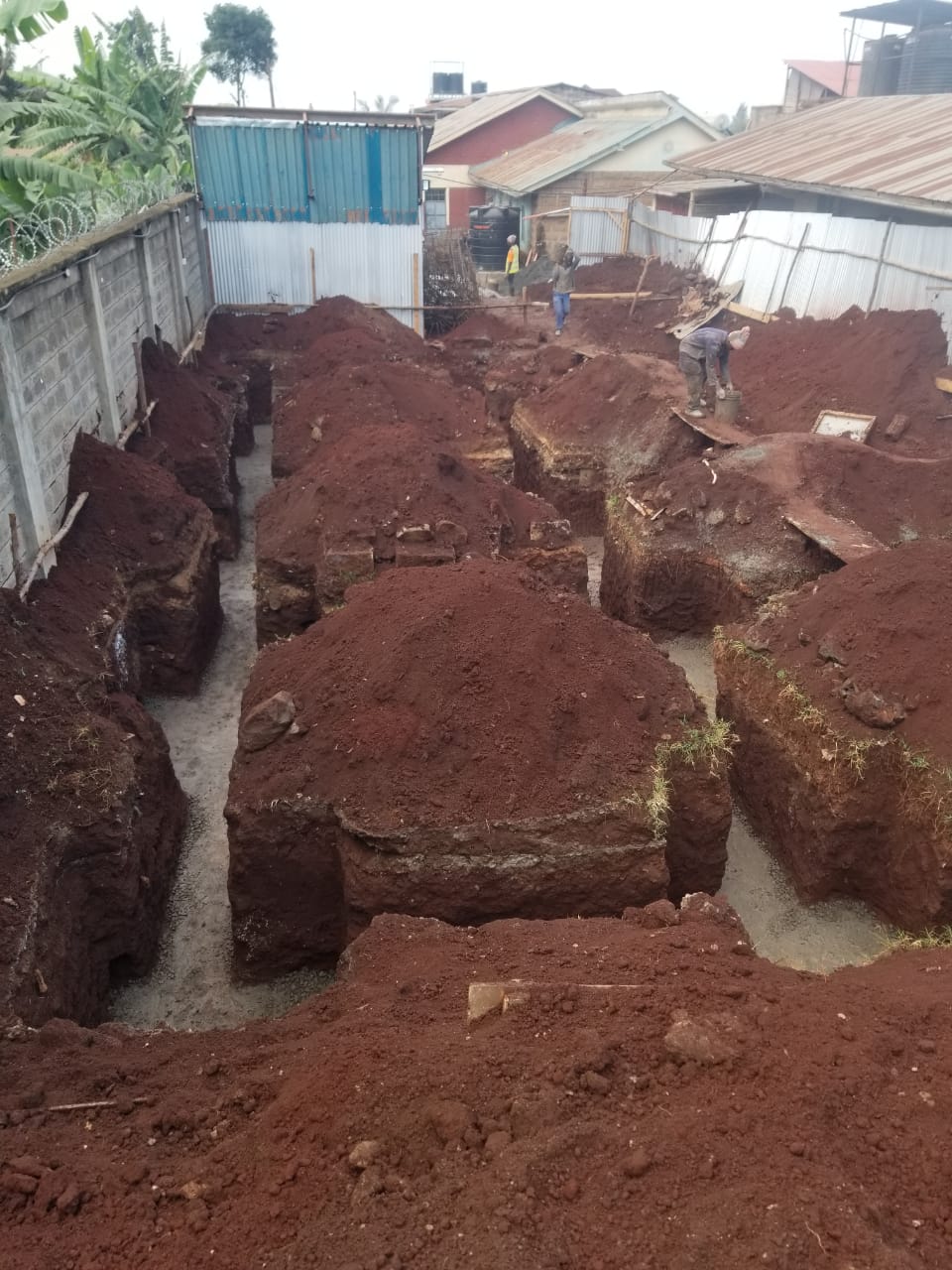 Guss der Streifenfundamente. Preparing the strip foundation.