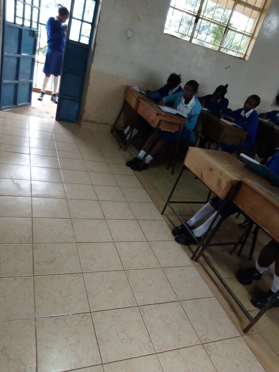 Die meisten Klassenräume haben mittlerweile einen neuen Fussboden erhalten / In most classrooms the floor has been renovated
