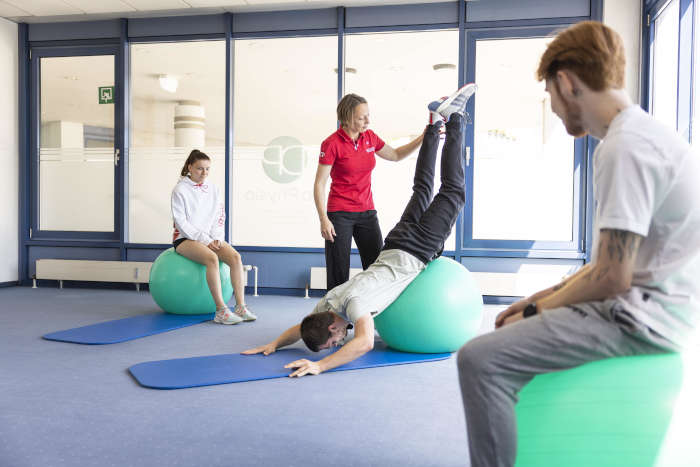 Physiotherapeuten bei der Arbeit