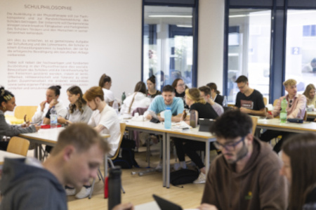 Lernende Schüler an in der Bibliothek der Physiotherapie Schule Stuttgart