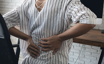 Rückenschmerzen am Arbeitsplatz vermeiden: 5 Tipps von Deinen Physio-Profis!