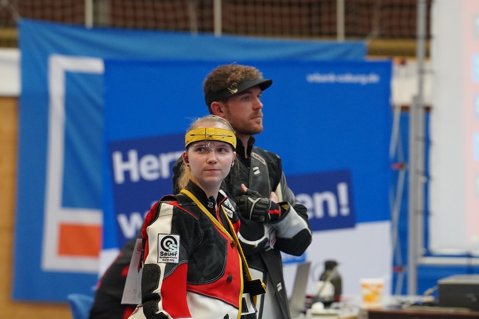 Larissa Wegner (geb. Weindorf) und Maximilian Dallinger warten auf den Beginn des Stechens