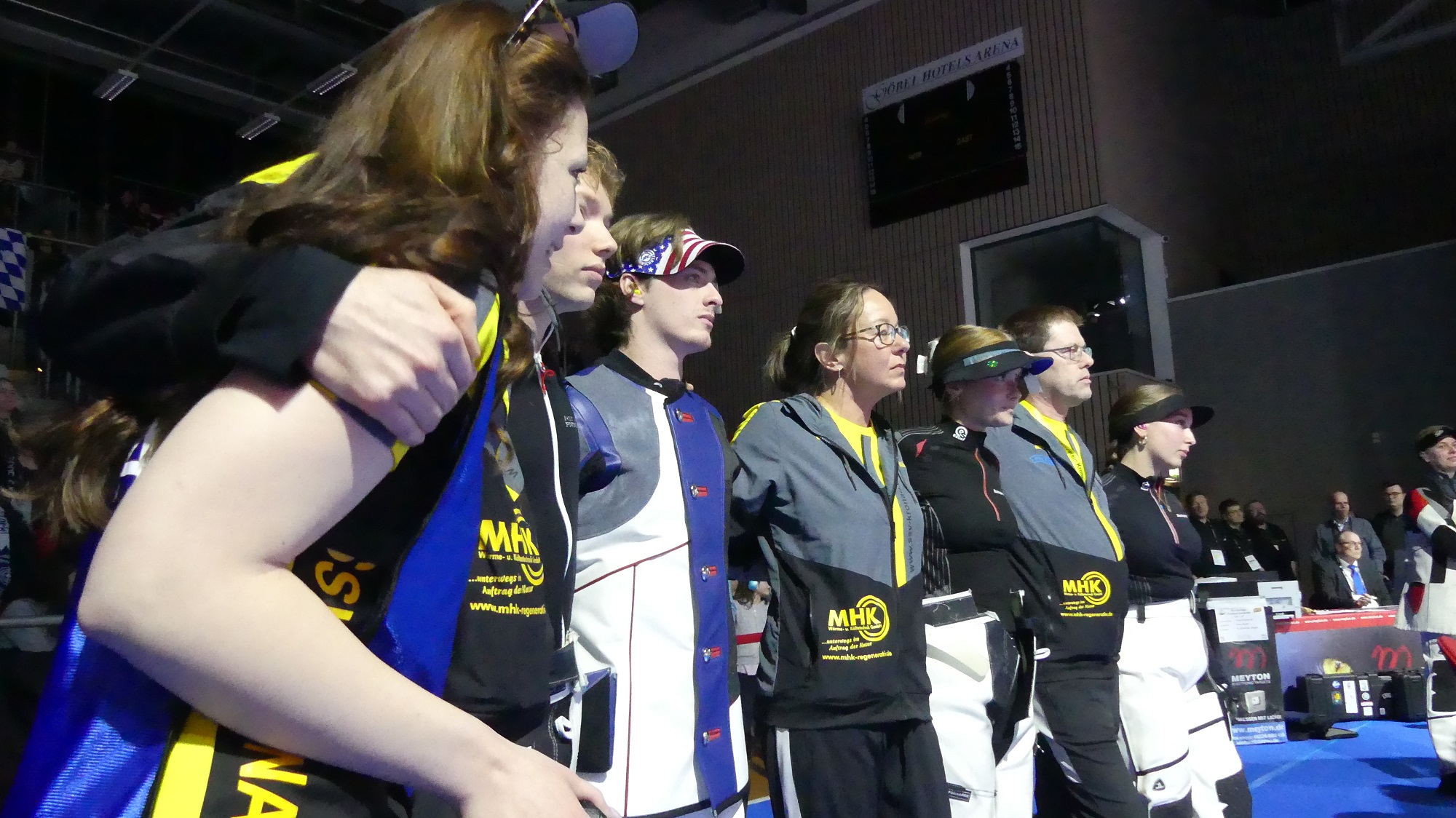 Das Team steht beim Stechschuss zusammen