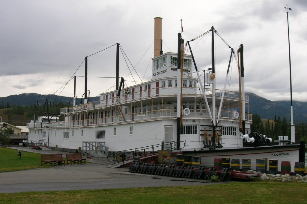 Der Raddampfer "Klondike" steht in Whitehorse. Über 40.000 Abenteurer aus aller Welt unterlagen dem Goldrausch (Klondikefieber) und die Klondike schiffte einst auf dem Yukon von hier bis nach Dawson City