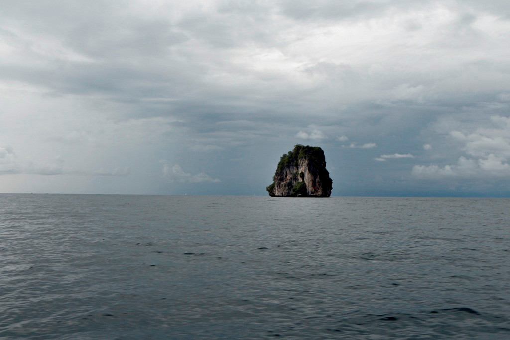 Auf der Fahrt zu den Phi Phi Islands begegnen wir immer wieder Kleinen Felseninseln