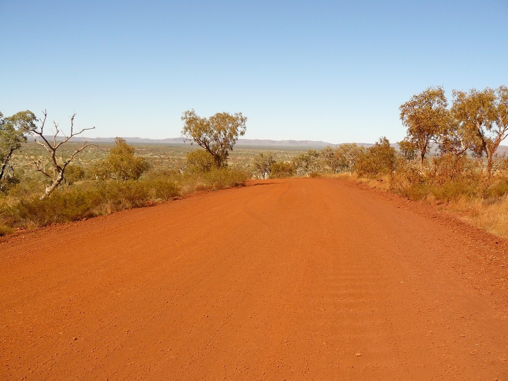Gravel Roads und unheimlicher roter Dreck wird aufgewirbelt, alles wird am Camper versperrt, trotzdem sahen wir aus wie die Müller, die rote Mehl gemahlen hätten.