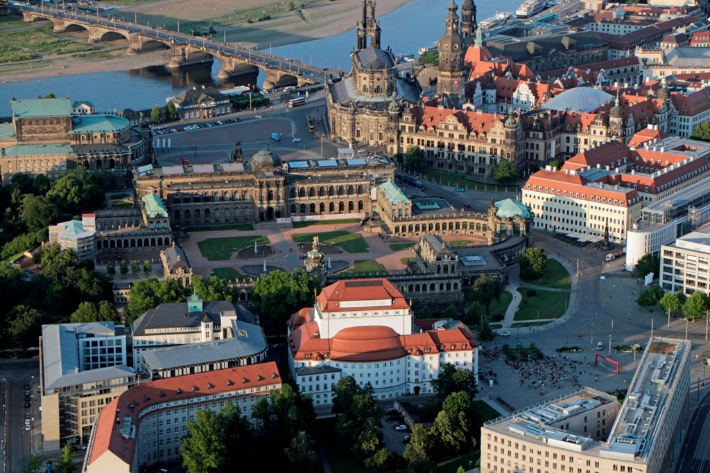 Zentrum Altstadt mit dem Staatsschauspiel (Schauspielhaus), Zwinger, Semperoper, Theaterplatz, Italienisches Dörfchen, Augustusbrücke, Hofkirche, Residenzschloss, Taschenbergpalais u. Postplatz