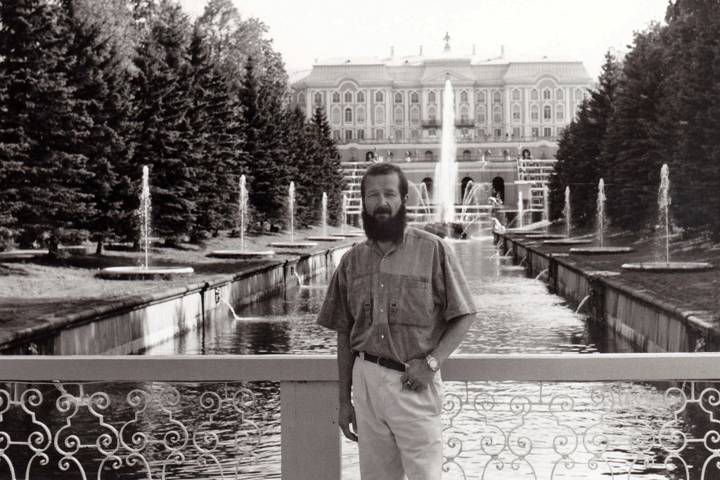 Ich im Schlosspark Peterhof am Seekanal, hinter mir der Große Palast und die Favoritka u. Samson Fontänen