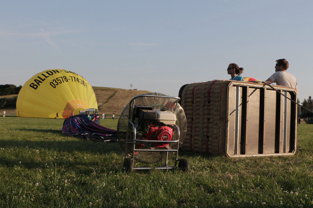 Die Ballonhülle misst 25 m, hat einen max. Durcmesser von 21 m und bringt es auf 135 bis 150 kg
