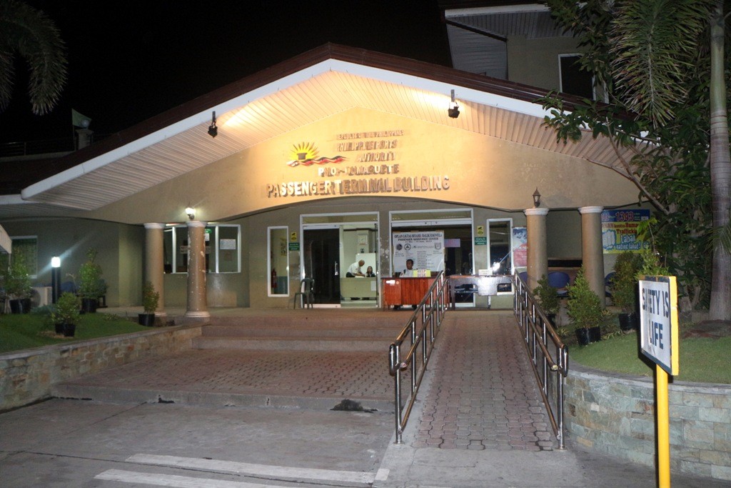 Das Portal des Hafengebäudes von Dumaguete