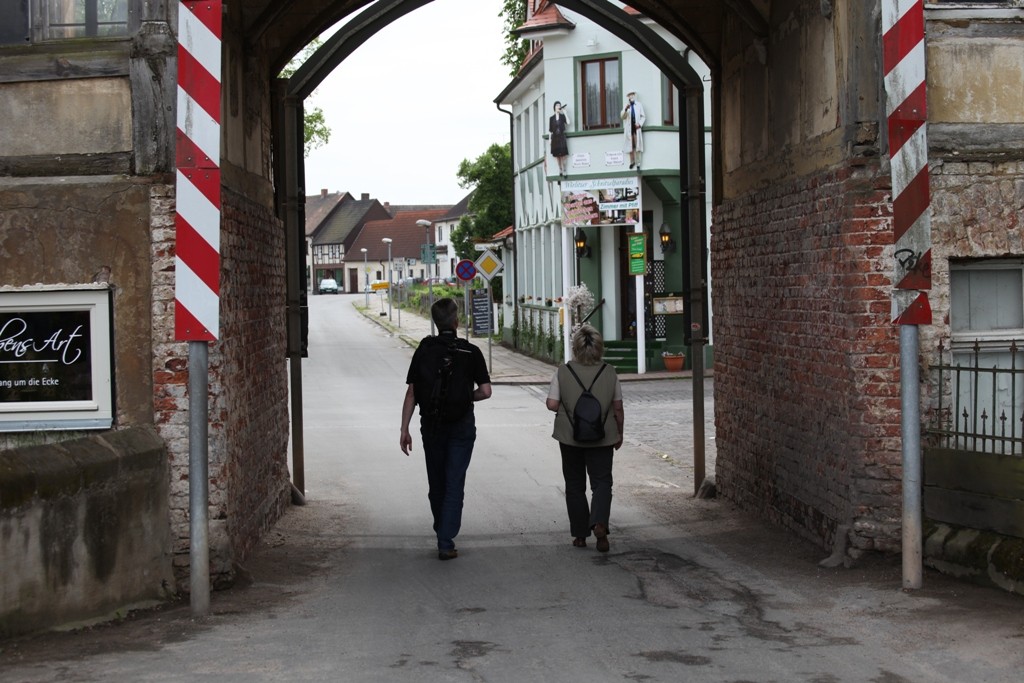 Druch den Torbogen des Gasthofgebäudes in die Stadt Wörlitz