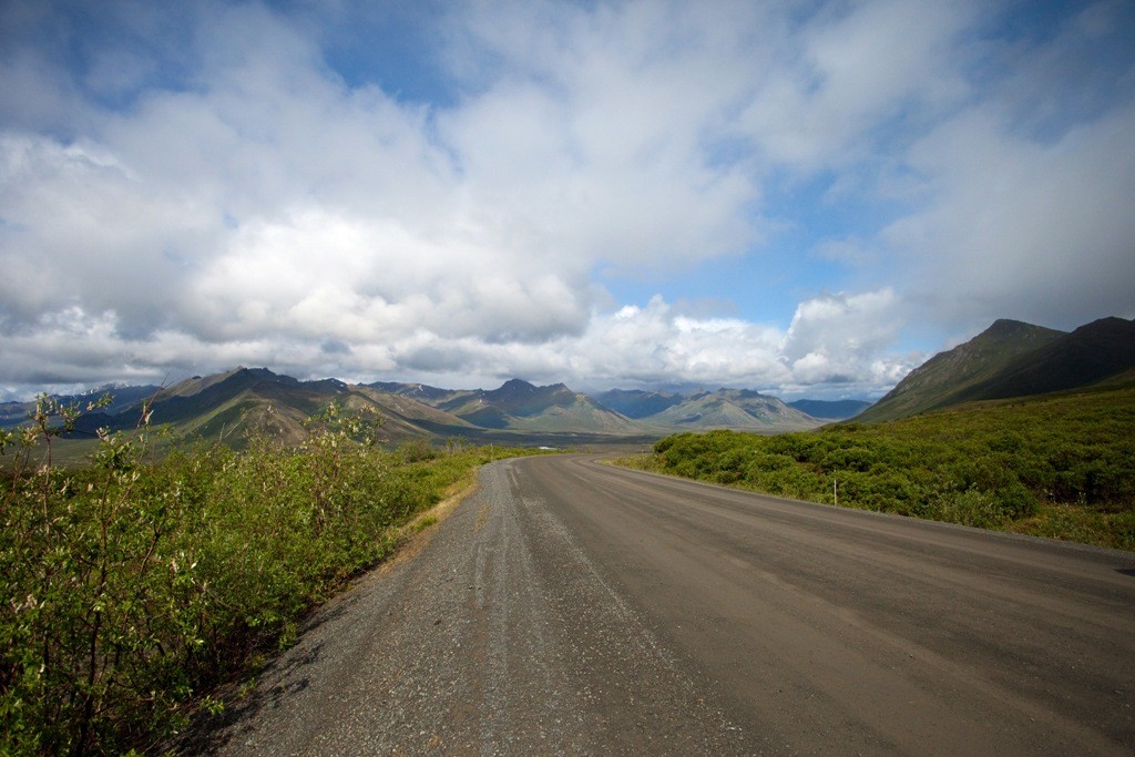 Dempster HWY und vor uns die lang gezogenen Ogilvie Mountains