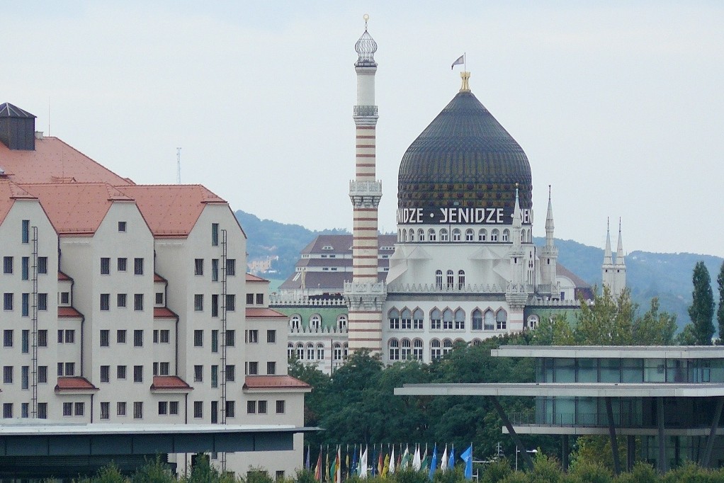 Die Yenidze und links der Erlweinspeicher