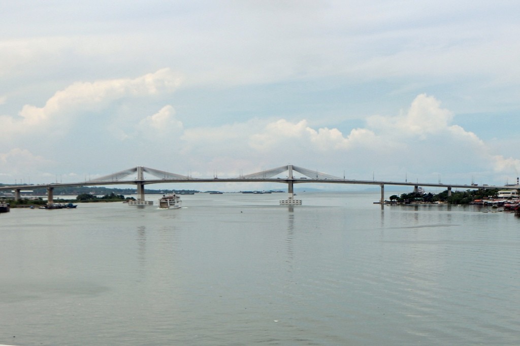 Im Nordosten sieht man die Marcelo Fernan Bridge