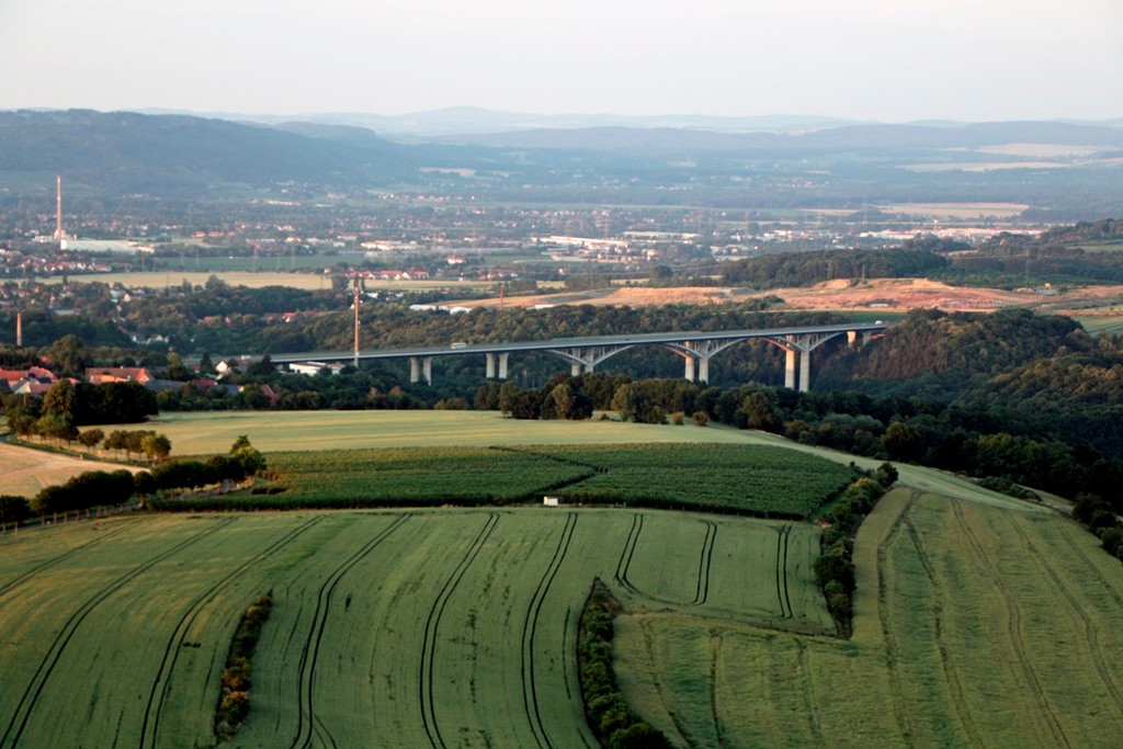Die Lockwitztalbrücke mit ihren 18 Pfeilern ist eine Stahlverbundbrücke