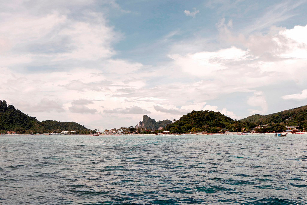 Wir werfen einen letzten Blick zurück auf Koh Phi Phi mit der Ton Sai Bay!