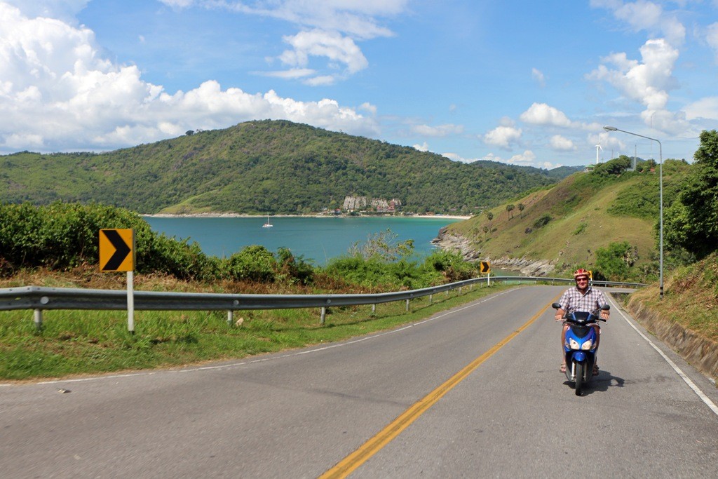 Diese Straße führt zum Promthep Cape im äußersten Süden von Phuket! Hier befindet sich auch das Lighthouse (Leuchtturm) von Phuket.