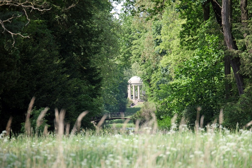 Der Venustempel und die  Agnesbrücke am Elbdeich (Sichtachse)