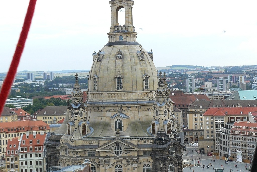 Die Semperoper mit ihren 91,23 m Höhe, vor uns die Kuppel inklusive Laterne mit der Besucherplattform in 67,06 m Höhe 