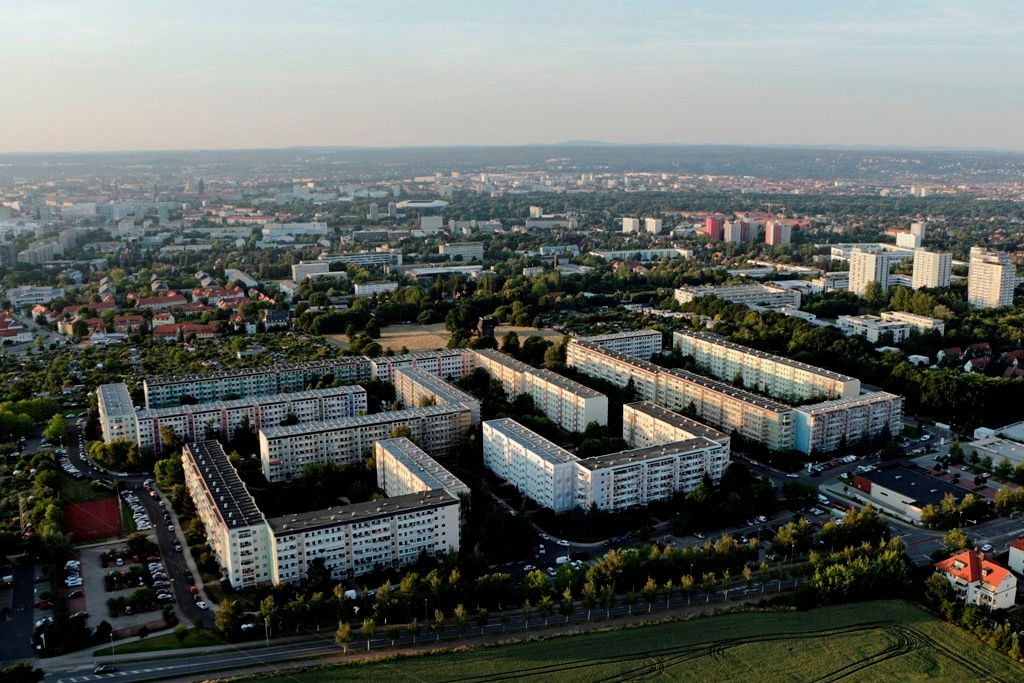 Blick nach Dresden, vor uns die Südhöhe mit Wohngebiet Zschertnitz, rechts Hochhäuser Räcknitzhöhe, die farbigen Hochhäuser weiter unten stehen am Zellschen Weg (Studentenwohnheime)