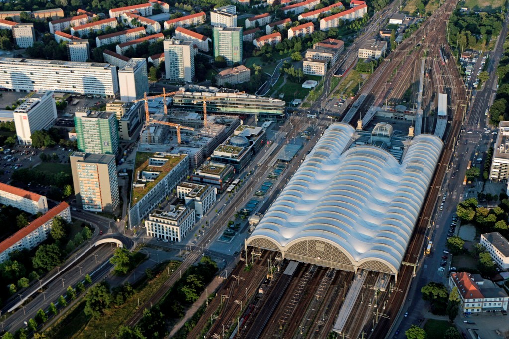 Der Hauptbahnhof Dresden, wie er jetzt besteht wurde er 1898 als Insel- und Kopfbahnhof in Betrieb genopmmen