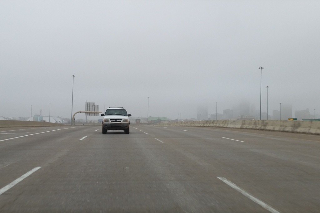 ...hinter uns sieht man noch Oklahoma City im Nebel verschwinden