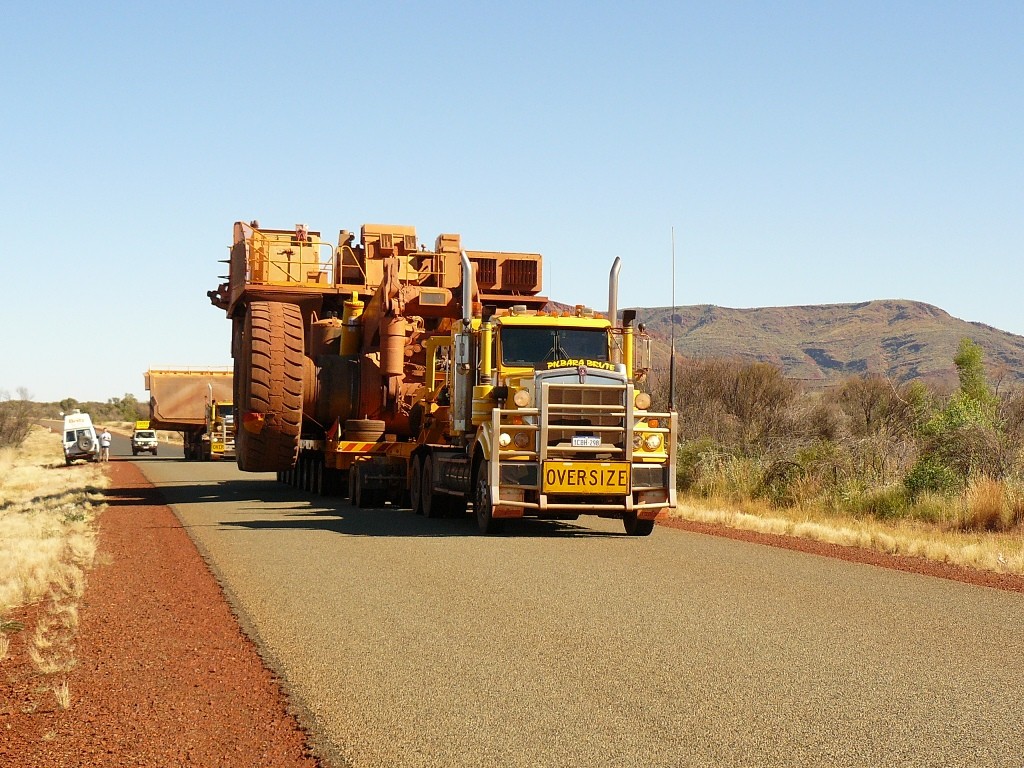 Die überdimensionalen Trucks, wir wollen in den Karijini Nationalpark, stellten für uns oft Hindernisse dar, da wir alle an den Fahrbahnrand halten mussten. Die Reifendurchmesser betragen 3,00 m, 200 t Eigengewicht und 200 t Traglast bei 20 Ltr./ km !!!!