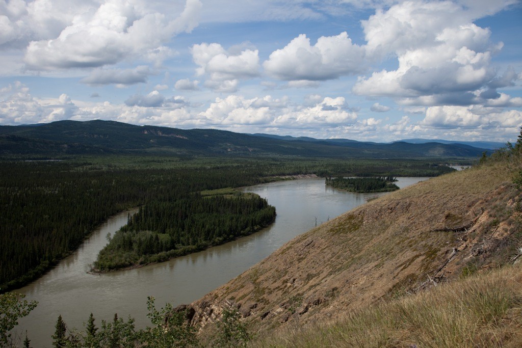 Yukon River am Robert- Campbell HWY mit den Eagle Rocks