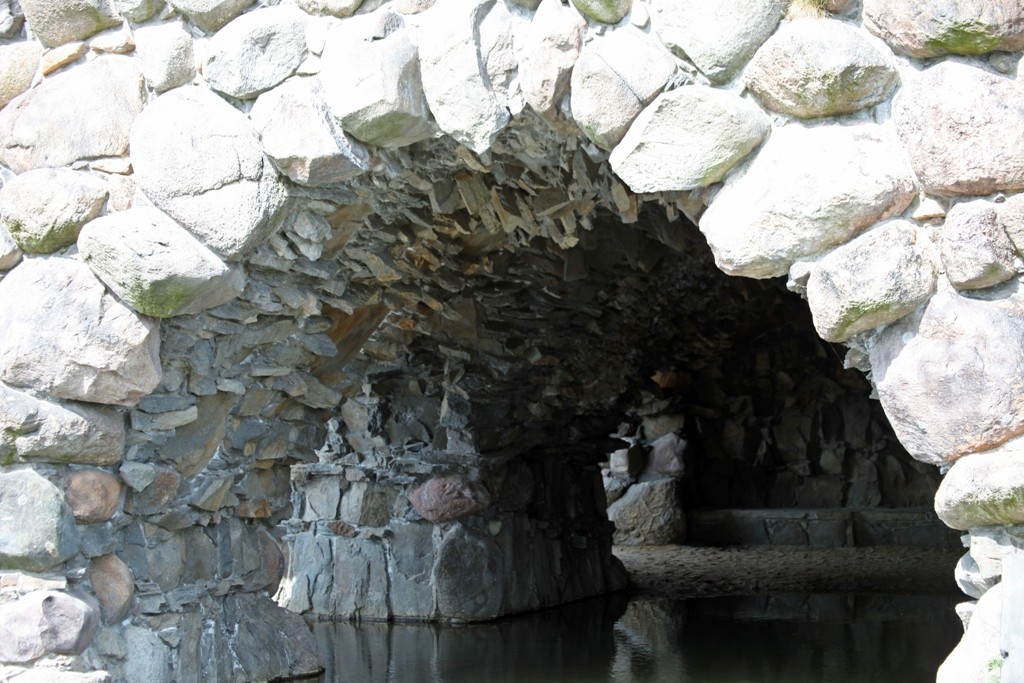 Blick in eine der Grotten der künstlichen Felseninsel Stein