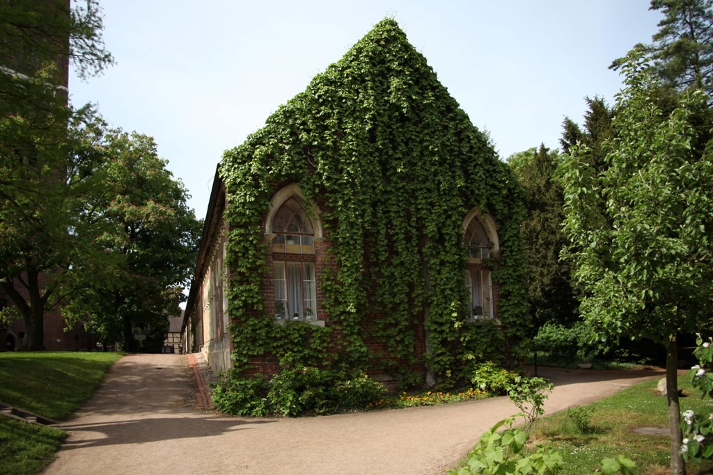 Der Marstall neben der Petri-Kirche am Wörlitzer Park