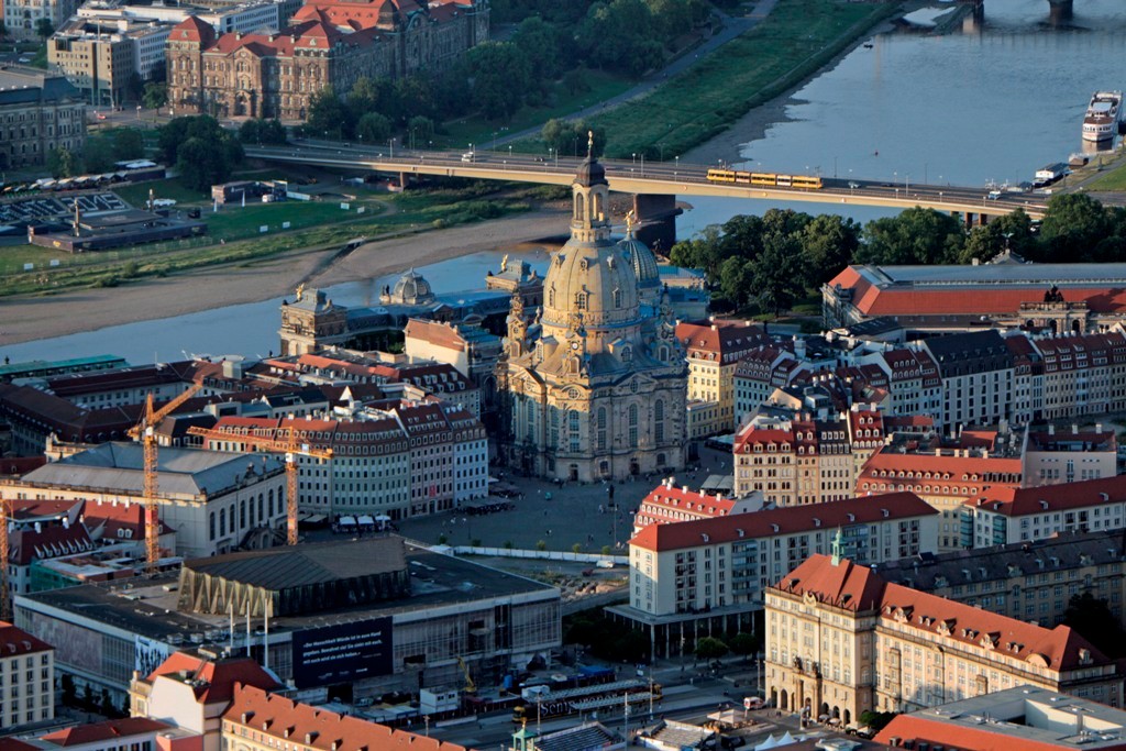 Und weil es so schön war, gleich noch einmal die Altstadt mit der Frauenkirche (einst "Kirche unserer lieben Frau"), die 1743 fertig gestellt, durch das Inferno am 14.02,1945 zerstört und am 30.10.2005 wieder veröffnet wurde ist Wahrzeichen Dresdens
