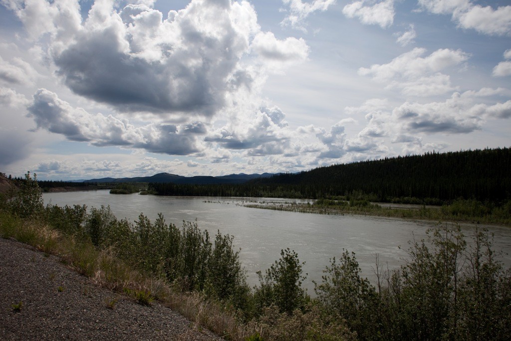 Der Yukon River am Robert Campbell HWY in Richtung Faro