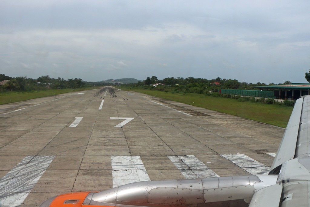 ...endlich, wir sind am vorletzten Etappenziel in Tagbilaran, ein richtiger Provinz Airport