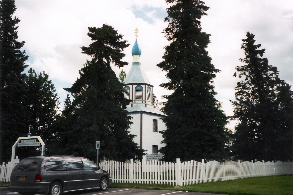 Die russ.-orthodoxe "Heilige Himmelfahrt der Jungfrau Maria-Kirche" (1846) mit den drei Zwiebeltürmen in Soldotna (Halbinsel Kenai)