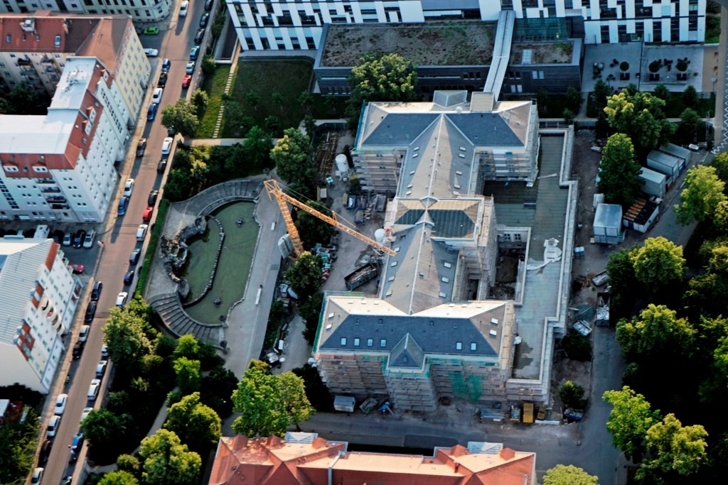Haus N, Klinik für Allgemein- und Viszeralchirurgie, links davor der bedeutenste barocke Brunnen Dresdens, der Neptunbrunnen aus dem Jahre 1744