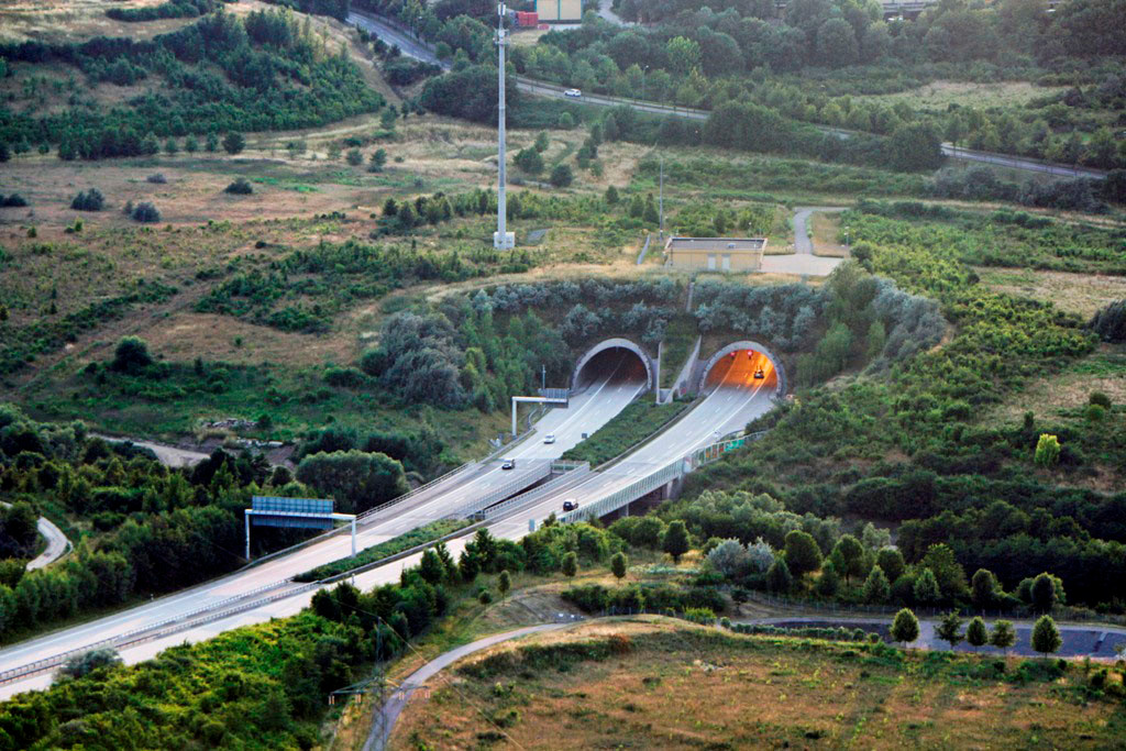 Die östliche Ausfahrt des Tunnel Coschütz der 2.332 m Länge hat, der sich nach der Weißeritzbrücke (218 m) anschließende Dölschener Tunnel ist 1.070 m lang