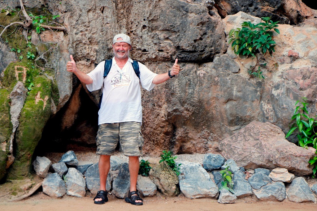 Unmittelbar neben Khao Phingkan (zwei Felsen aneinander gelehnt) freue ich mich riesig, hier zu sein - man sieht´s!
