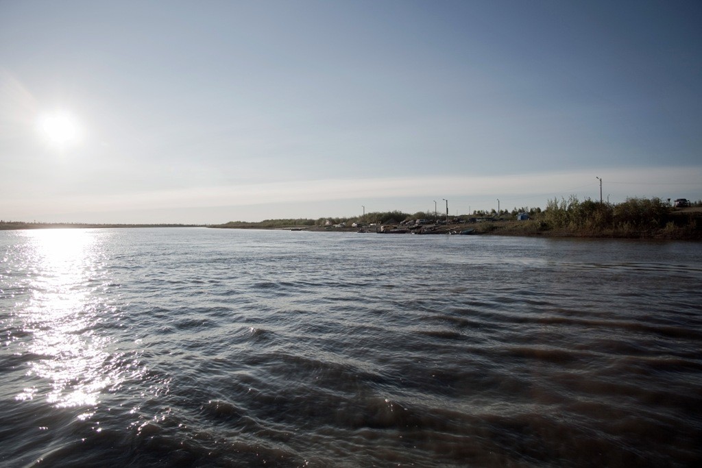 Gegen 23:00 Uhr auf einem Flussarm im weiten Delta des Mackenzie Rivers