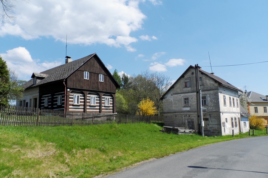 Auf der Dorfstraße zu Stimmersdorf stehen vereinzelt Umgebindehäuser! Die etwa 500 Jahre alten historische Fachwerkhäuser deren Anzahl in Sachsen und Tschechie bei ca. 7000 liegen.
