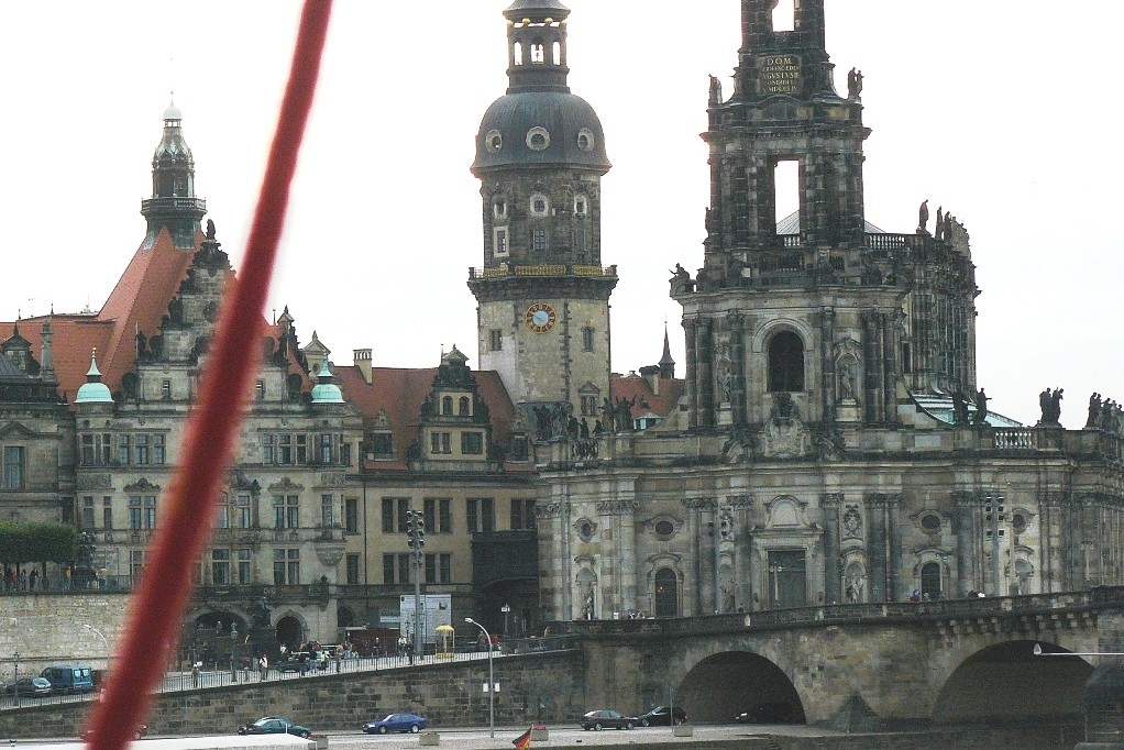 ...der Ballon hebt ab und schwebt in Richtung Frauenkirche