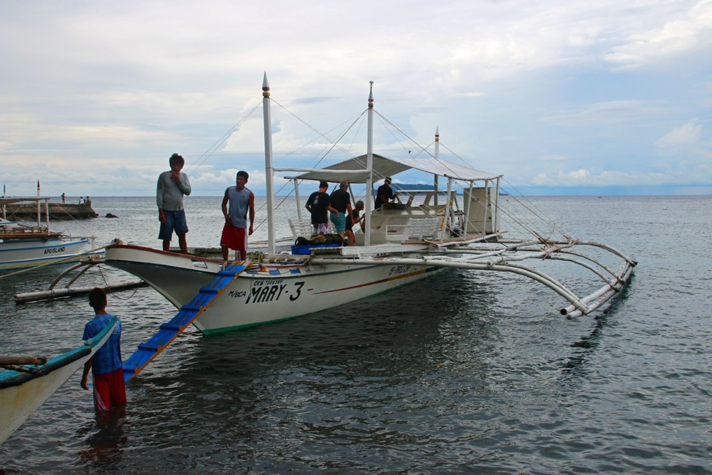 ...in Zamboanguita besteigen wir unser Boot zur Fahrt nach Apo Island!